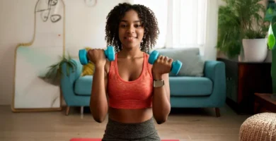 Débutant faisant du cardio à domicile avec sourire. Programme de Cardio à Domicile pour Débutants